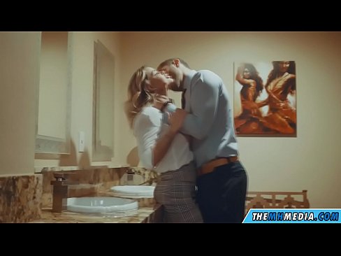 ❤️ Ke hoʻowalewale ʻia ʻoe e kahi blonde busty i kahi lumi hoʻomaha ākea ❤️❌ Pono ia makou ❌